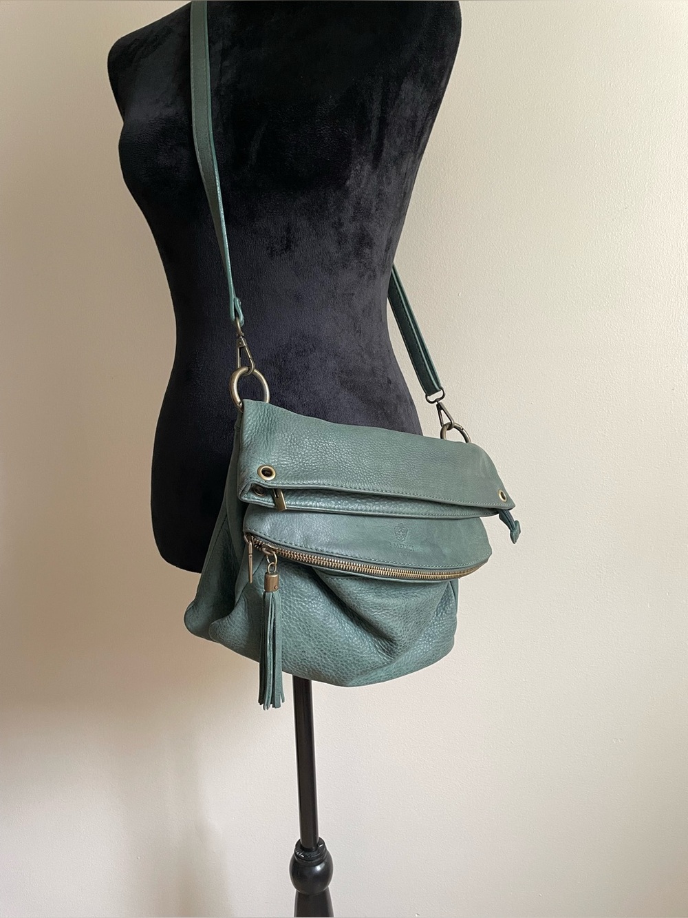 I MEDICI Firenze Italian Leather Crossbody Bag Green Tassel Boho